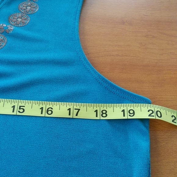 Eye Catching Green Tank Top w/ Tan Floral Accents - Picture 7 of 9